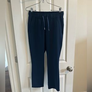 Lululemon “on the fly” sz 6 navy pant